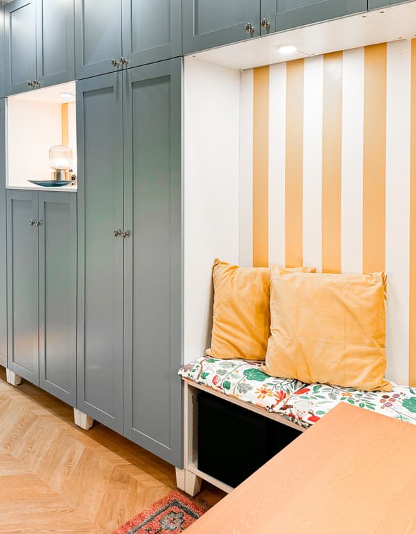 Un meuble platsa avec une banquette.