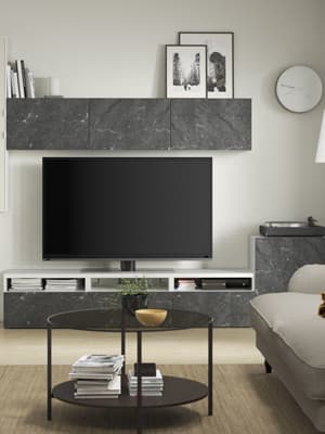 Un meuble TV avec des portes BERGSVIKEN