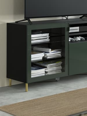 Un meuble TV BESTA avec des portes vitrées GLASSVIK vertes foncées