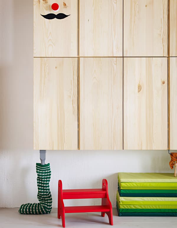 Un mobile IVAR montato alla parete a un'altezza che consente ai bambini di usarlo come casa delle bambole - IKEA