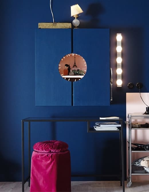 Un mobile IVAR verniciato di rosa all'interno e di blu all'esterno con un foro al centro tra le due ante per fare intravedere il contenuto - IKEA