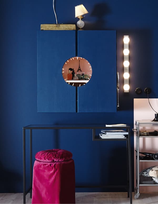 Un mobile IVAR verniciato di rosa all'interno e di blu all'esterno con un foro al centro tra le due ante per fare intravedere il contenuto - IKEA