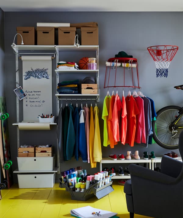 Un monopatín colgado dun toalleiro IKEA CONAN con efecto cromado instalado nunha parede.