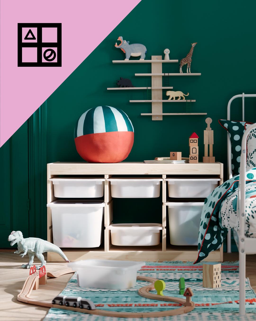 Un mueble para juguetes TROFAST con 6 cajones plásticos blancos y en la esquina superior de la imagen un triángulo rosa con figuras geométricas.