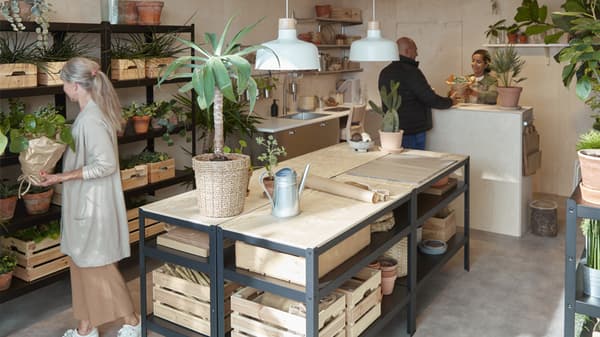 Un negozio arredato con prodotti IKEA  e due clienti che stanno acquistando prodotti