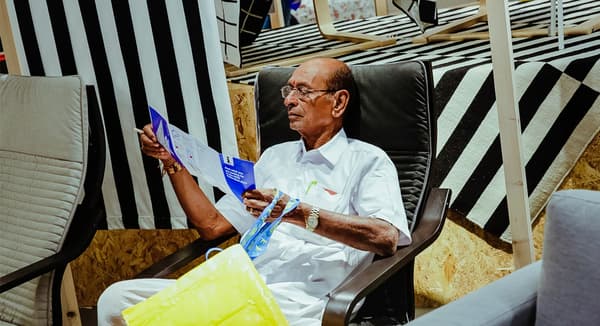 Un novo cliente indio probando produtos na primeira tenda IKEA na India.