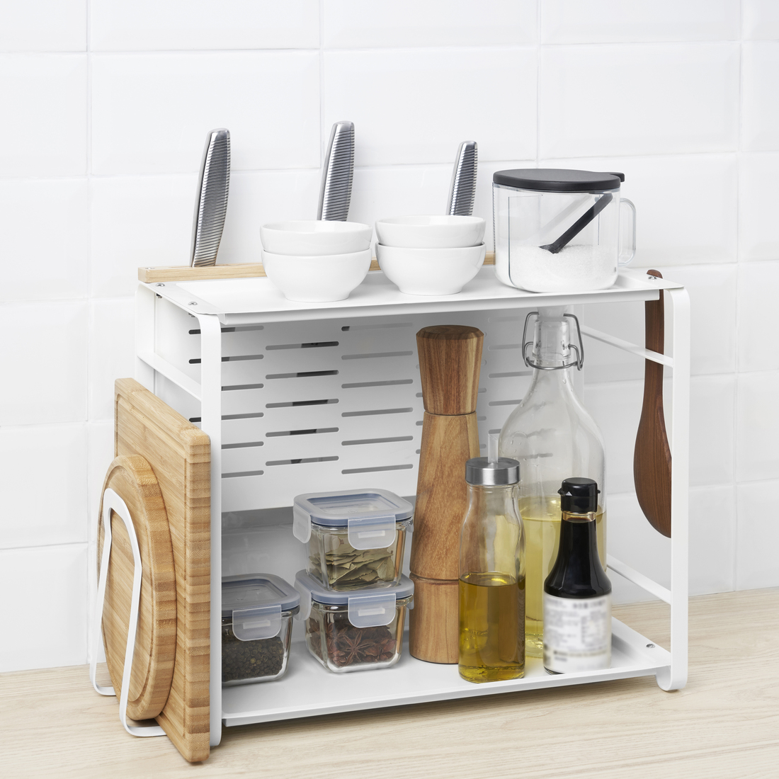 un organisateur de plan de travail blanc, des ustensiles de cuisine