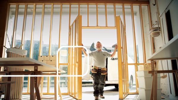 Un ouvrier travaille sur un chantier