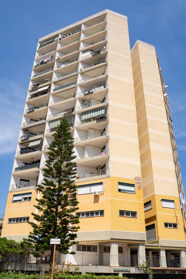 Un palazzo di più piano nel quartiere di Librino a Catania. 
