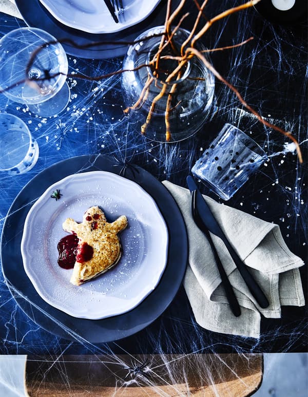 un pancake en forme de fantôme dans une assiette bleue 