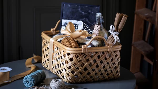 Un panier tressé rempli de cadeaux faits par soi-même