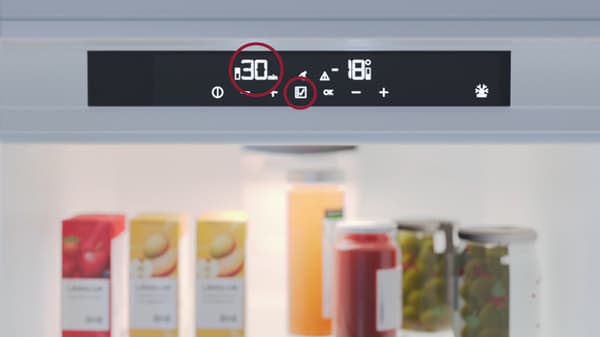 Un panneau de commande de réfrigérateur