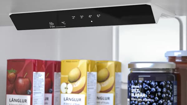 Un panneau de commande tactile à l'intérieur d'un réfrigérateur
