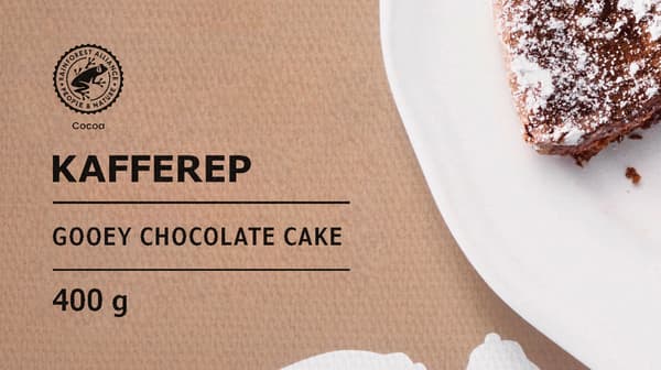 Un paquet de gâteau au chocolat gluant KAFFEREP montrant un morceau de gâteau sur une assiette blanche et le logo du cacao Rainforest Alliance.