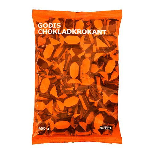 Un paquete de dulces GODIS CHOKLADKROKANT en una bolsa de plástico naranja.