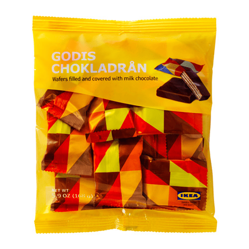 Un paquete de dulces GODIS CHOKLADRAN en una bolsa amarilla.
