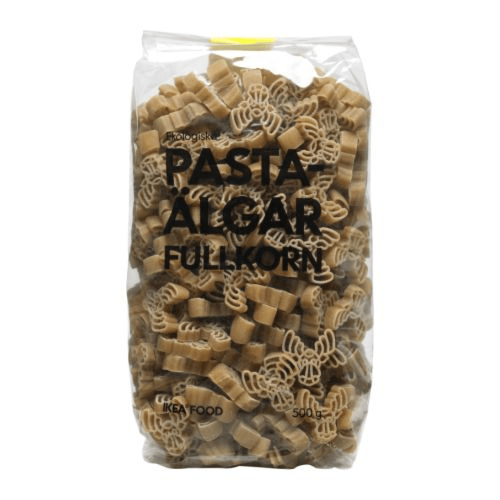 Un paquete de pasta en forma de alce PASTAÄLGAR FULLKORN sobre un fondo blanco.