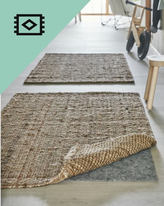 un pasillo con tapetes ikea mostrando el antideslizante debajo.