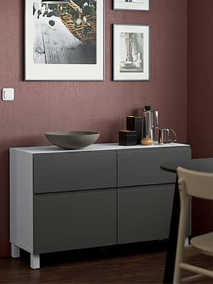 Un petit buffet avec des portes grises VÄSTERVIKEN