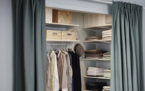 Un petit dressing avec des tas d’étagères modulables ALGOT et un rideau pour faire séparation avec la chambre à coucher.