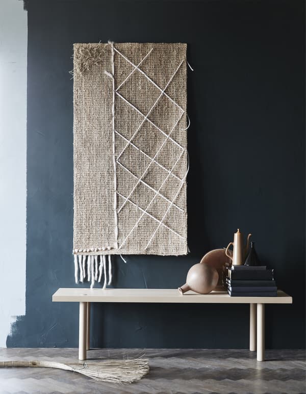 Un peu de créativité suffit pour personnaliser les tapis en jute tissés à plat LOHALS de chez IKEA, en les décorant avec du fil, de la ficelle ou des morceaux de tissu. Vous pouvez même en faire des tapisseries. 