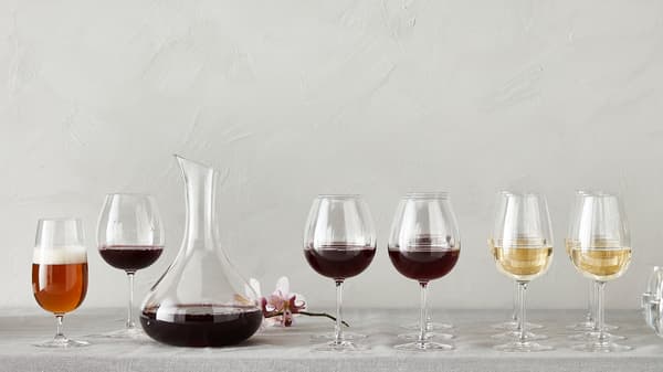 Un piano su cui sono appoggiatu bicchieri di diverse dimensioni e tipologie e una caraffa  della serie STORSINT.