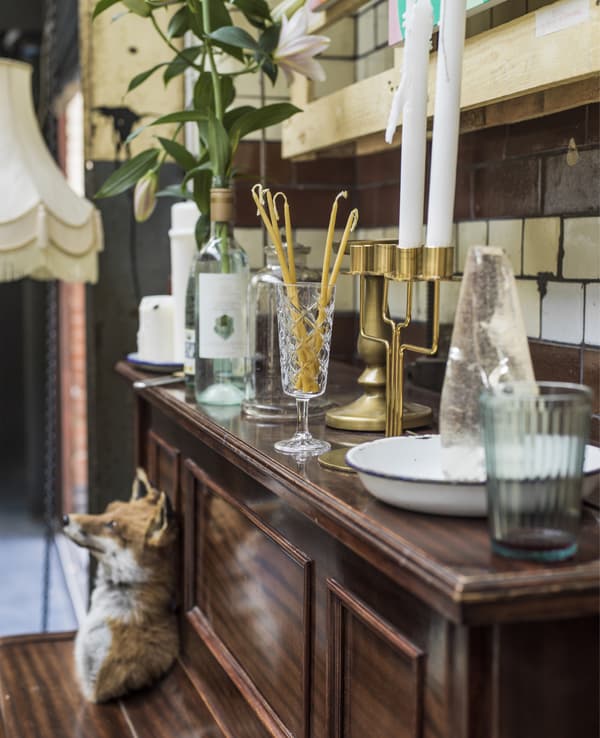 Un pianoforte con candelieri, candele e vetreria.