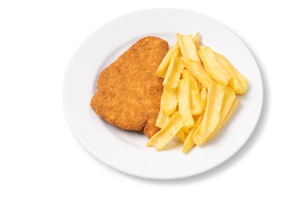 Un piatto con cotoletta di pollo con patatine fritte