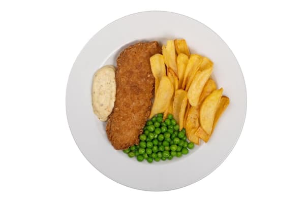 Un piatto con merluzzo panato con patatine fritte, piselli e salsa tartara