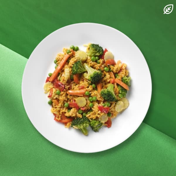 Un piatto di riso con verdure