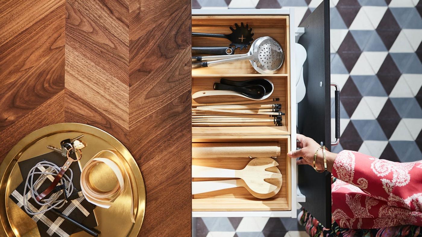 Un plan de travail vue du haut avec un tiroir à couverts ouvert