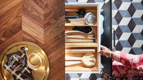 Un plan de travail vue du haut avec un tiroir à couverts ouvert