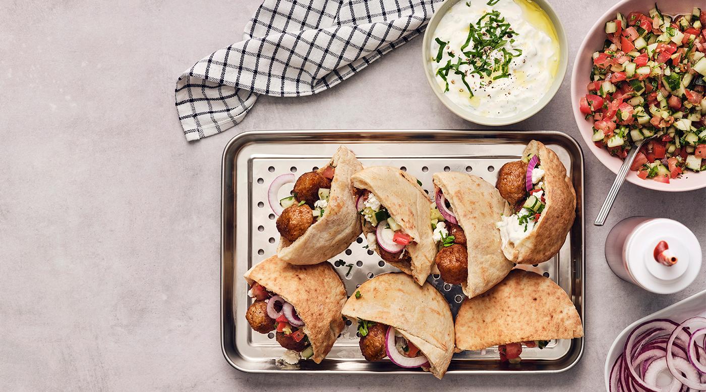 Un plateau de pain pita grec aux boulettes de viande et au tzatziki 