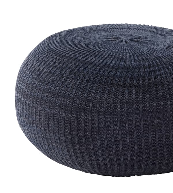 Un pouf blu scuro - IKEA