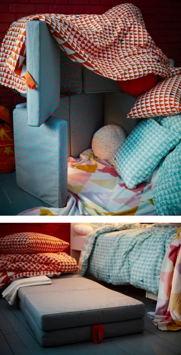Un pouf/materasso pieghevole SLÄKT e un copripiumino e federa STILLSAMT dai motivi triangolari color turchese che formano una sorta di fortino. Accanto, un'immagine con un materasso posto sul pavimento.
