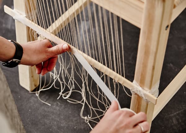Un progetto di tessitura a mano per liberare la creatività. Inizia creando una struttura con lo spago, poi fissa lo spago in alto e in basso con il nastro adesivo - IKEA
