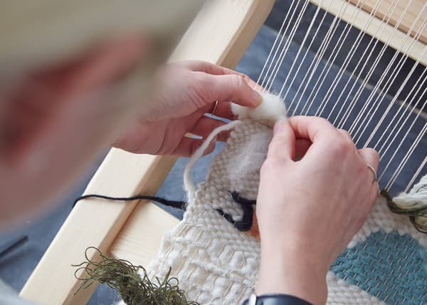 Un progetto di tessitura a mano per liberare la  creatività. Puoi inserire materiali e tessuti diversi usando la stessa tecnica - IKEA