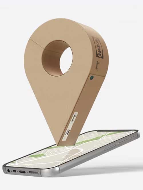 Un puntatore in rilievo sopra un telefono, indicando una mappa. 
