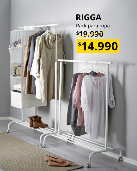 Un rack para ropa RIGGA blanco con prendas colgadas con su precio especial.
