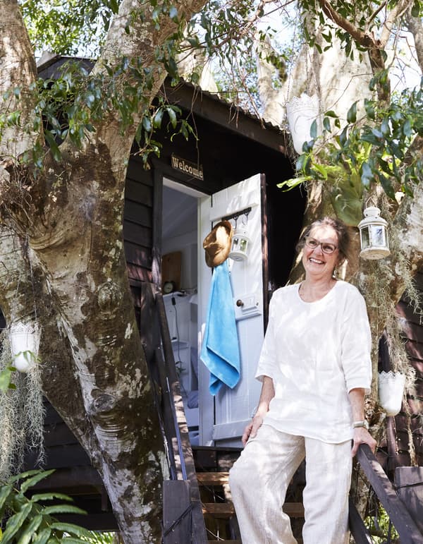 Un retrat de la Margaret a l'exterior de la seva caseta de l'arbre.