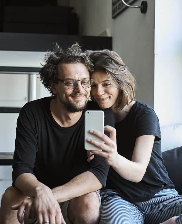 Un retrato de Jurij e Konstancja facéndose unha autofoto.