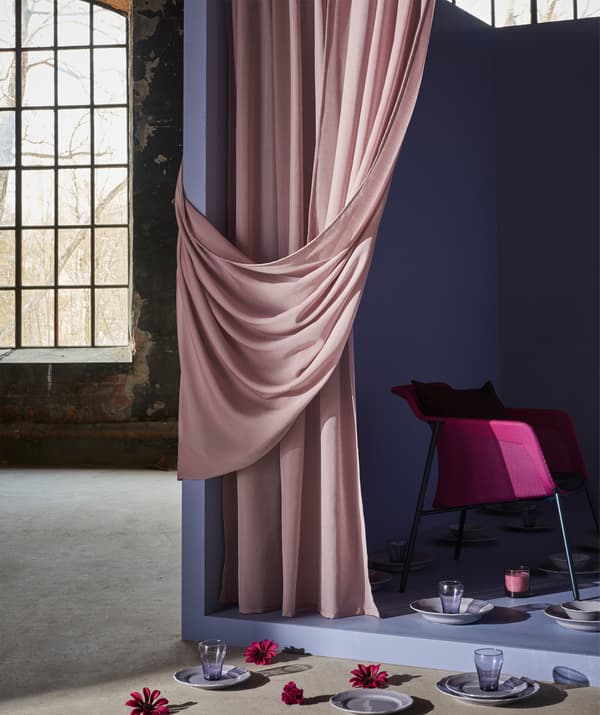 Un rideau HILJA s’ouvre pour révéler une décoration inspirante dans des tons pourpres.
