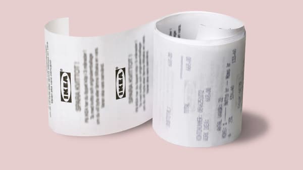 Un rollo de papel mostrando la impresión de las boletas de IKEA.