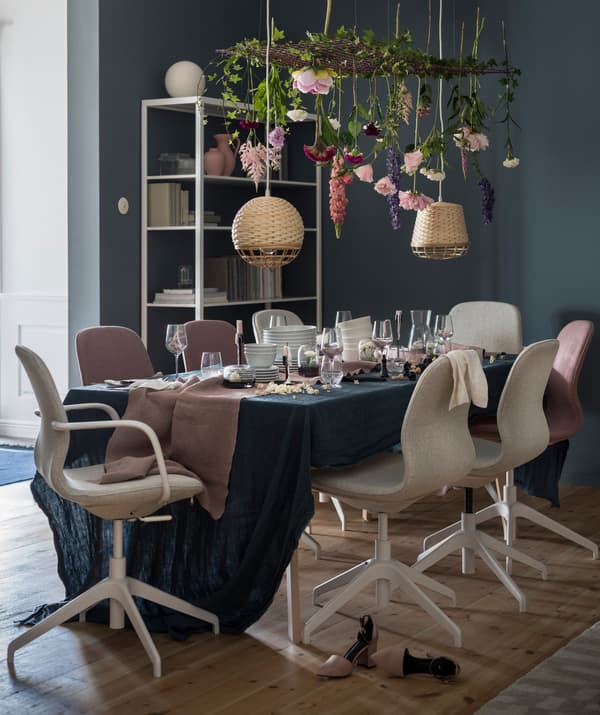 Un salón decorado para unha cea especial, con cadeiras xiratorias IKEA LÅNGFJÄLL como asentos para convidados inesperados.