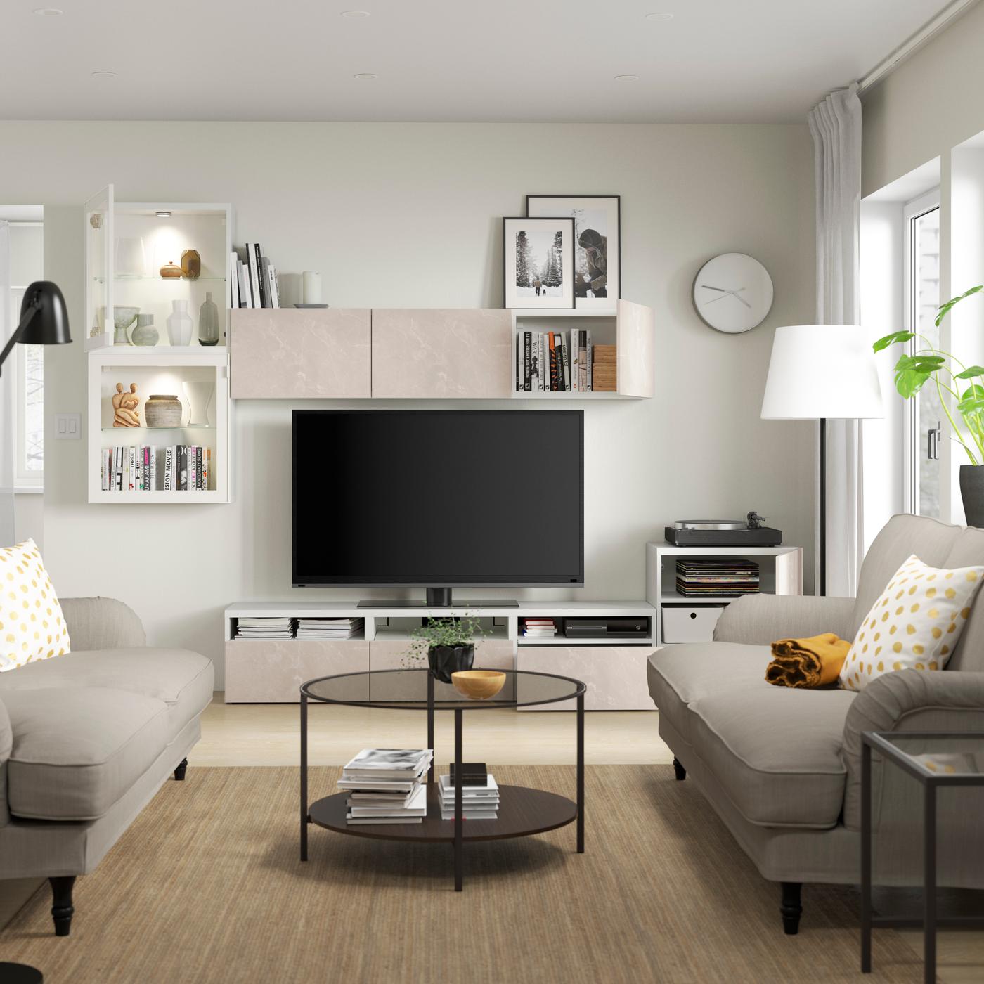 Un salon scandinave chaleureux avec une combinaison BESTA.