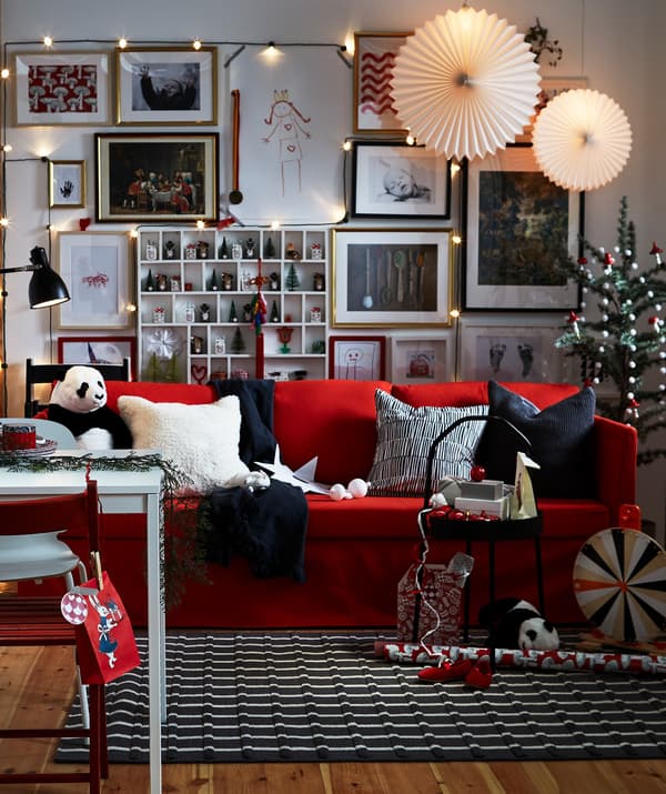 Un salón vermello, negro e branco con decoracións festivas.