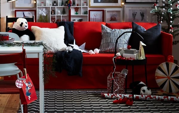 Un salón vermello, negro e branco con decoracións festivas.