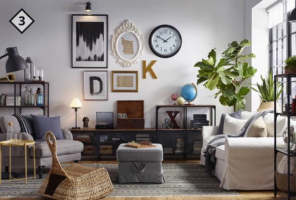 Un salotto arredato in stile tradizionale con due divani ai lati e con in mezzo uno scaffale a rete e un poggiapiedi. 