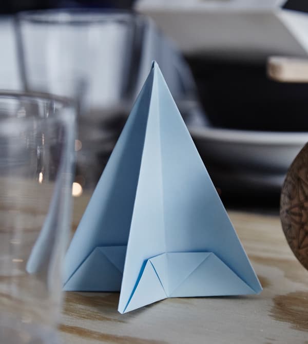 Un sapin de Noël bleu en origami.