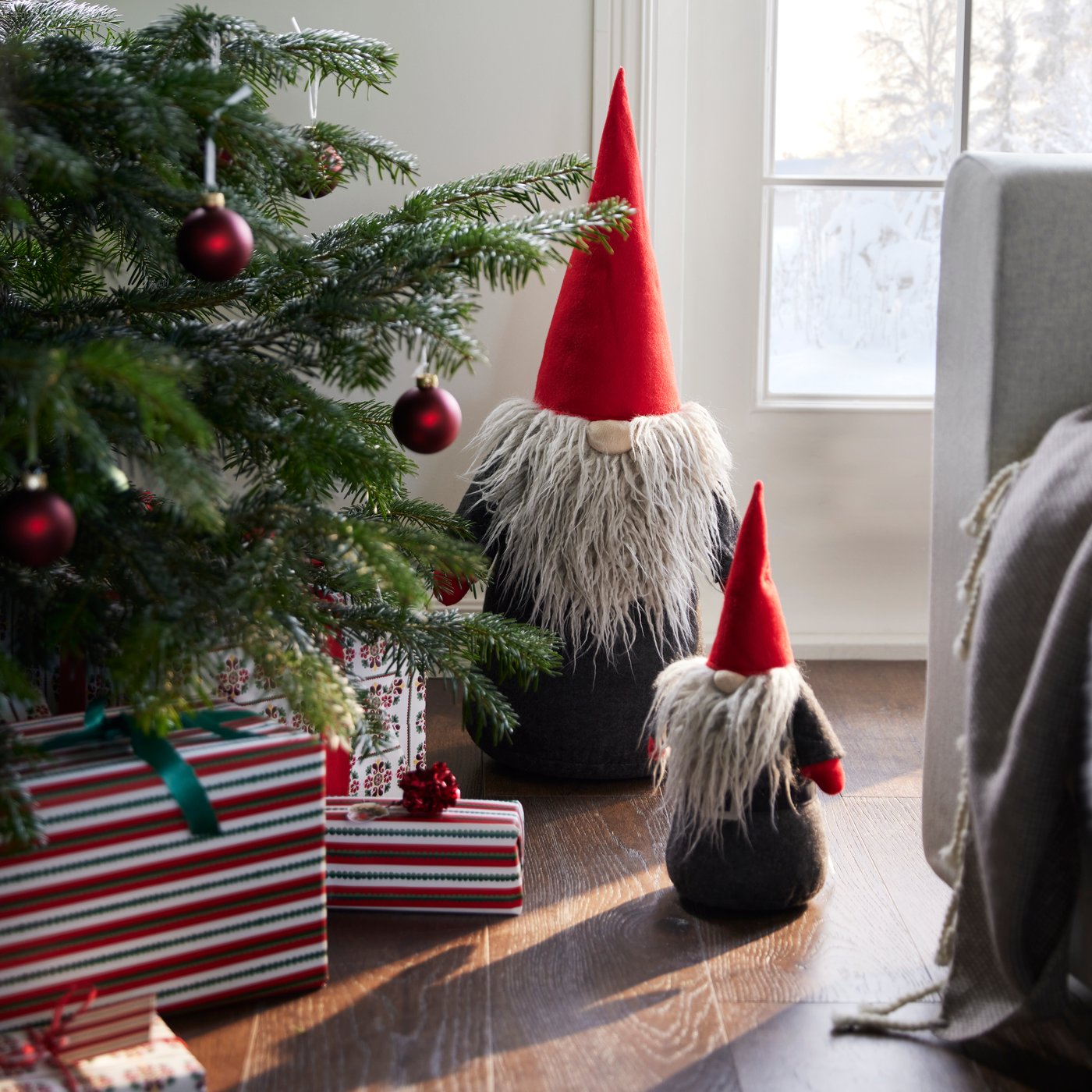 Un sapin décoré, des cadeaux emballés sous le sapin, deux lutins VINTERFINT